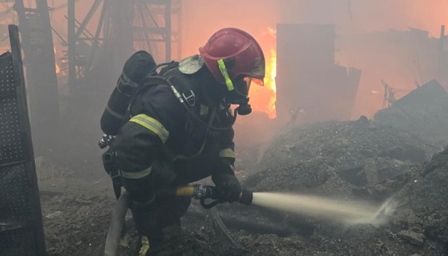 Атака на Харків: рятувальники локалізували пожежу в будівельному гіпермаркеті