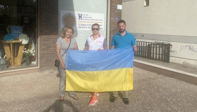 У Греції волонтерський центр для українських мам і дітей відправив гумвантаж в Україну