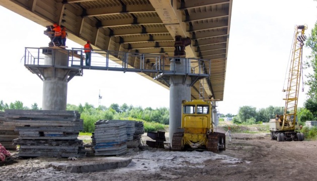 В Івано-Франківську відновили пішохідний міст, який торік обвалився через повінь