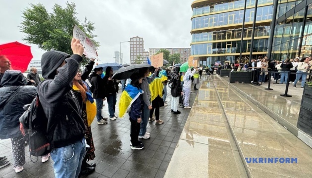 Українці в Нідерландах мітингували проти виступу російських пропагандистів в Амстердамі
