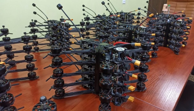 Громада із Хмельниччини передала військовим понад пів сотні FPV-дронів