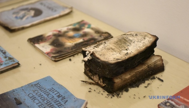 На Книжковому арсеналі відкрили стенд із книжками, які згоріли після обстрілу друкарні в Харкові