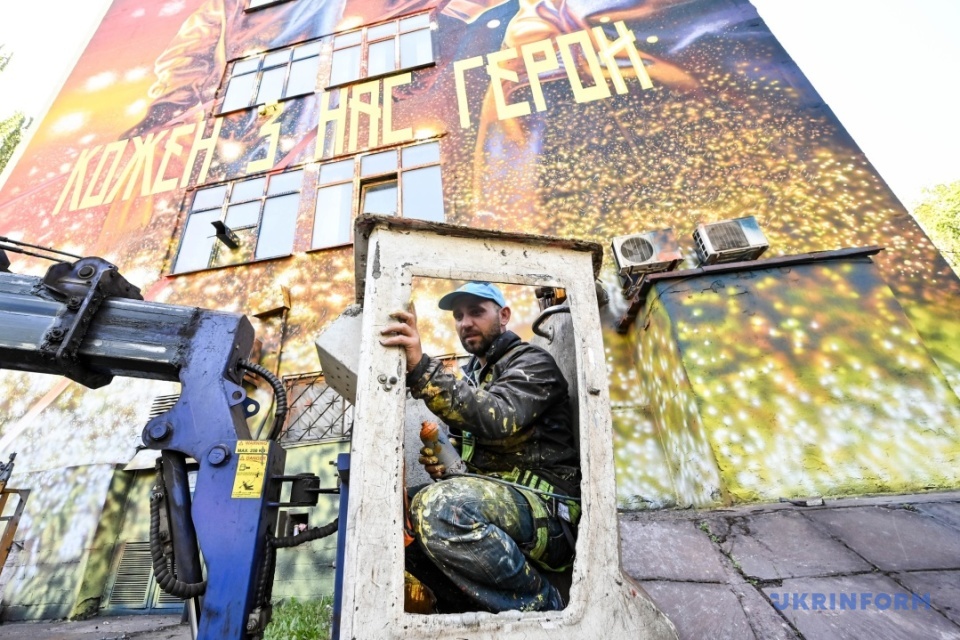 A mural dedicated to steel industry workers has appeared at Zaporizhstal / Photo: Dmytro Smolienko/Ukrinform