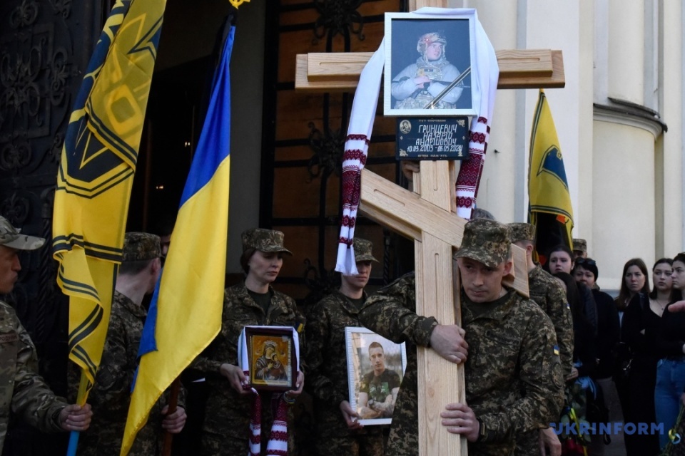 Abschiedszeremonie in Winnyzja von dem jüngsten Verteidiger von Asowstal Nasarij Hrynzewytsch / Foto: Olexandr Lapin. Ukrinform   