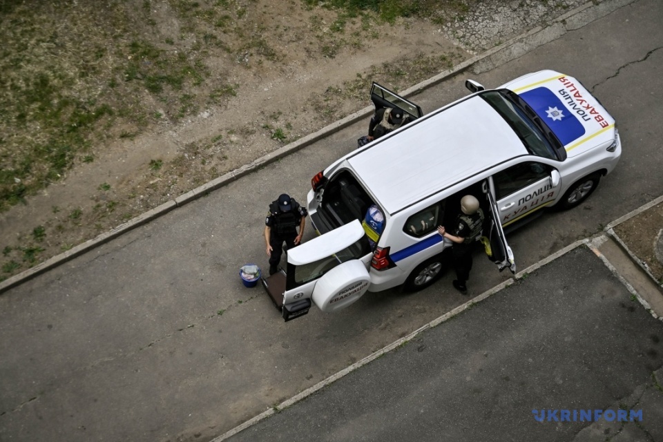 Polizisten evakuieren eine Familie aus Stepnohirsk / Foto: Dmytro Smoljenko. Ukrinform