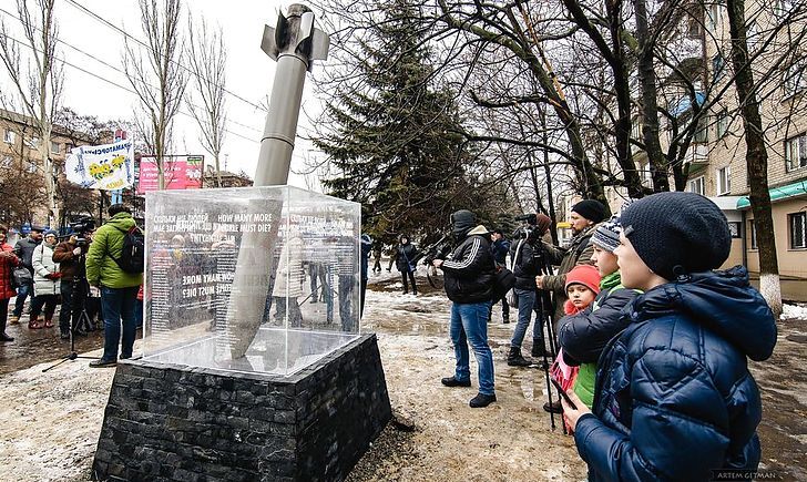 Меморіал «Скільки людей ще повинно загинути?», відкритий у Краматорську 2015 року. Фото: ГУ НП Донеччини