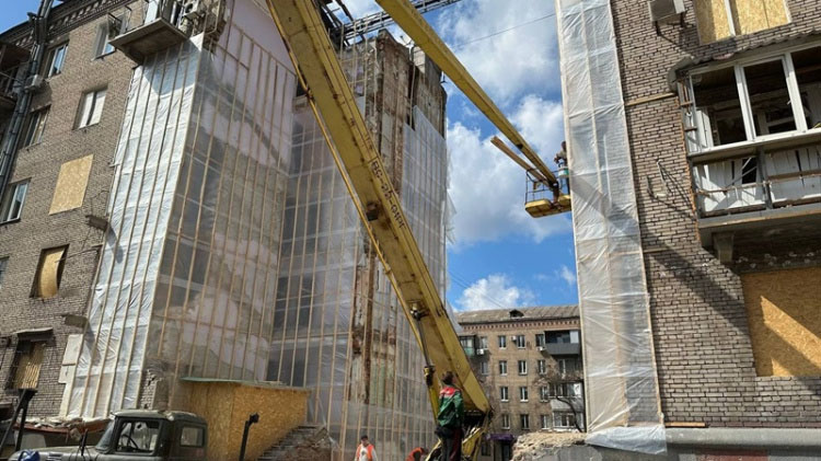 Відновлення зруйнованої багатоповерхівки (Запоріжжя). Фото: zprz.city