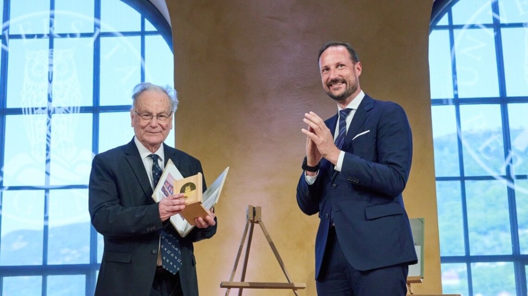 Жоан Мартинес-Альєр (ліворуч) отримує премію Гольберга з рук ЙКВ кронпринца Гоокона Норвезького, 2023. Джерело: Holbergprizen