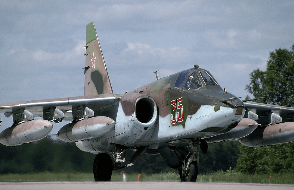 Су-25 з додатковими підвісними баками для палива