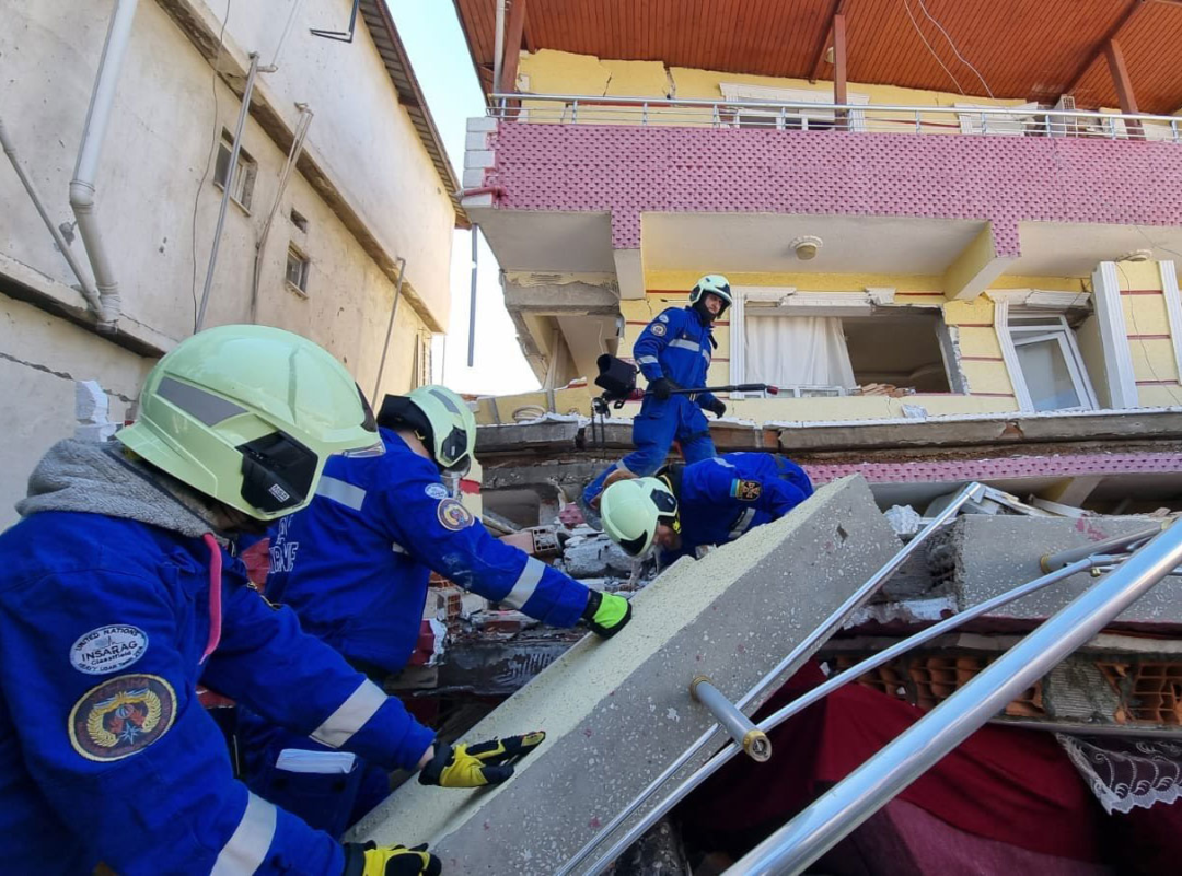 Українські рятувальники розбирають завали під час рятувальної операції після землетрусу в Туреччині 2023 року