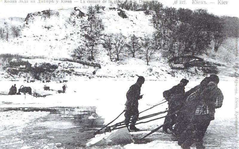 Фотолистівка 1900-х рр. Заготівля льоду на Дніпрі. Фото виготовлене в ательє Д.Маркова на Хрещатику, 6.