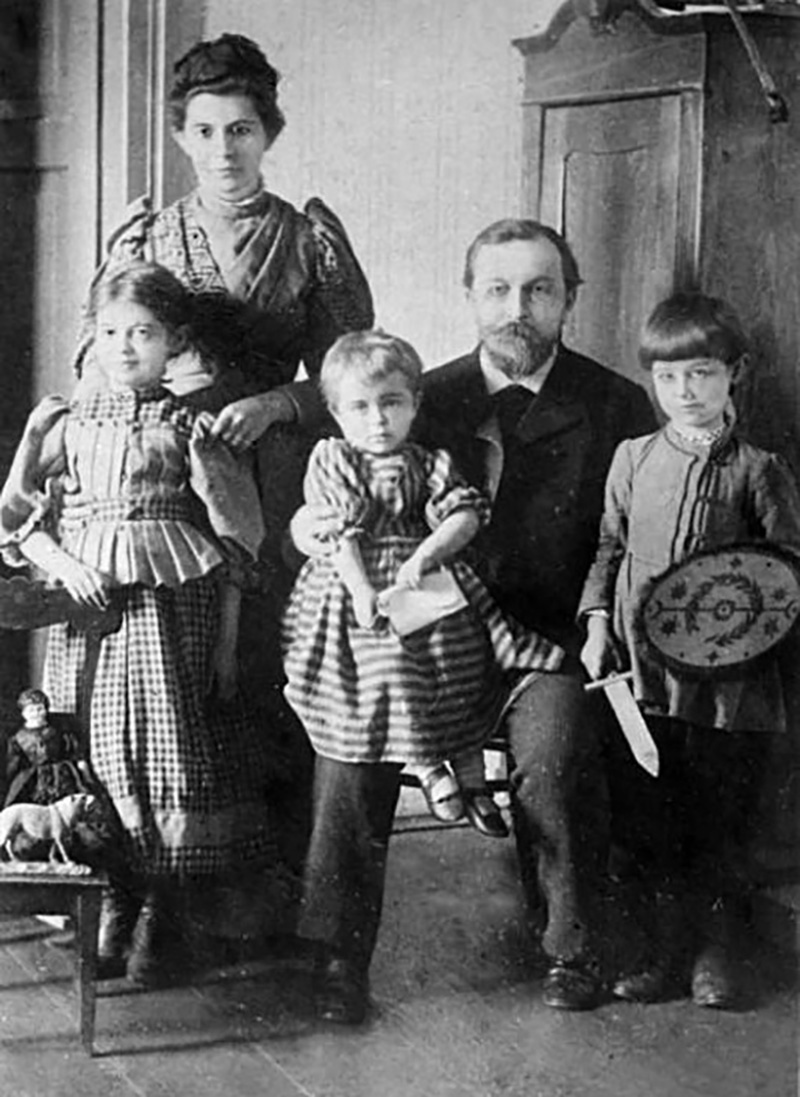 Ольга (Олена Пчілка) і Петро Косачі з дітьми Оксаною, Ісидорою, Миколою у Луцьку, 1890 рік