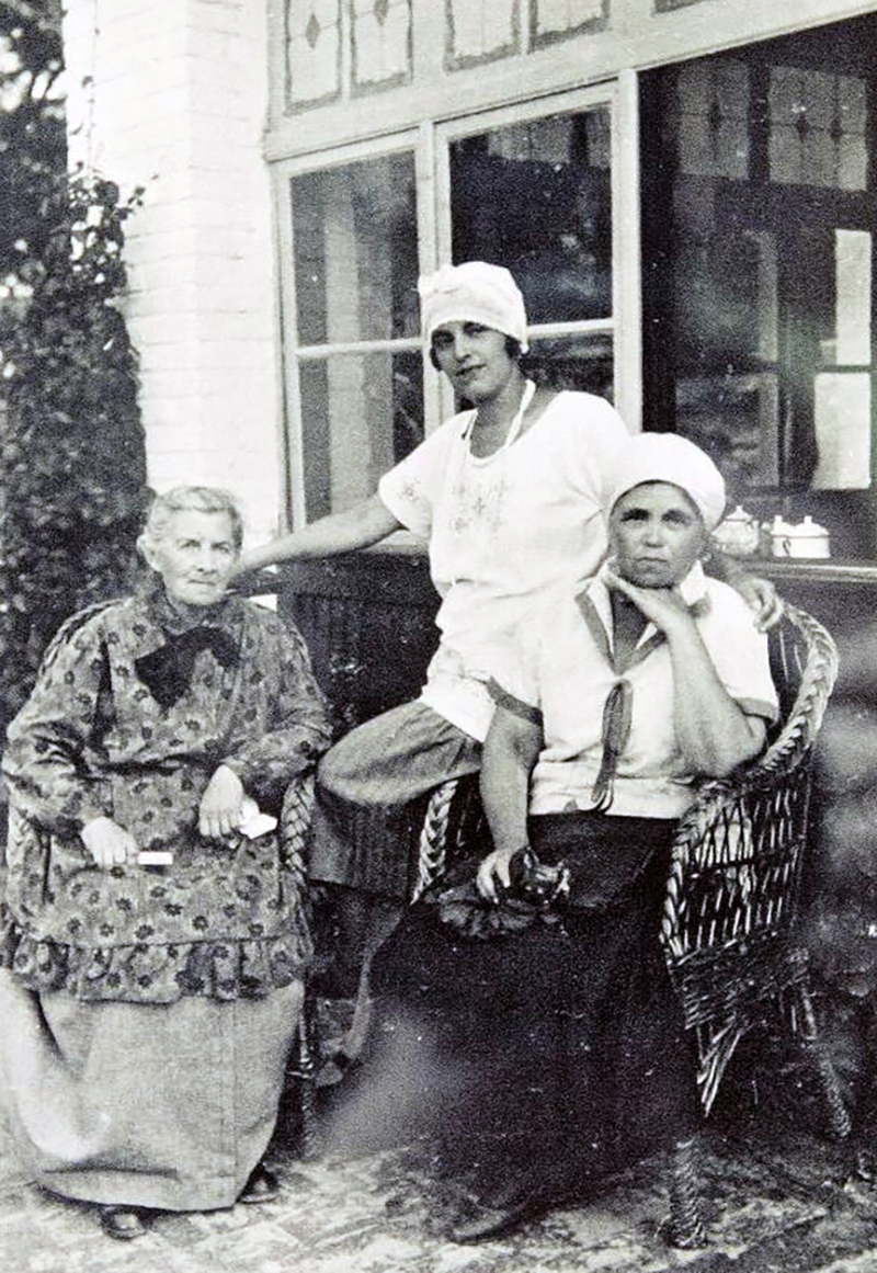 Олена Пчілка з Людмилою Старицькою-Черняхівською та її донькою Веронікою, 1927 рік