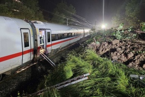 У Німеччині поїзд зійшов із рейок через зсув ґрунту