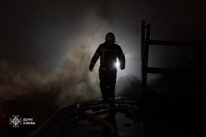 У Києві на Троєщині ліквідували масштабну пожежу на складі