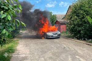 Росіяни атакували дроном автомобіль у Нікополі