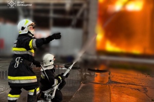 На Київщині ліквідовують пожежу, спричинену російською повітряною атакою