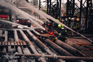 На Київщині третю добу гасять пожежу на підприємстві, яка виникла після атаки РФ