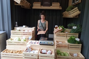 У Харкові відкрилася «Лавка деокупації», де продають овочі та мед з визволених сіл Ізюмщини