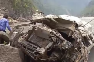 На півночі Індії мікроавтобус зірвався в ущелину, 14 загиблих