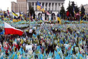 У Києві на Майдані Незалежності чоловік пошкодив прапори і фотографії полеглих воїнів