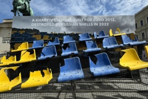 Von russischer Armee beschädigte Tribüne des Charkiwer Stadions im Zentrum von München ausgestellt