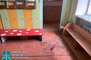 У Харкові війська РФ влучили у промислову зону та стадіон, пошкоджені дитсадок і будинки