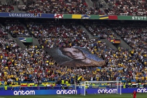На матчі Україна - Бельгія вболівальники розгорнули банер з портретом загиблого військового