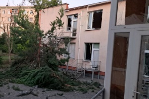 Invaders shell Nikopol yesterday: lyceum, kindergarten and high-rise buildings damaged