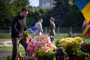 Zelensky honors memory of fallen Ukrainian defenders in Lviv