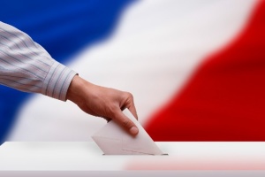Ультраправі перемагають у першому турі парламентських виборів у Франції