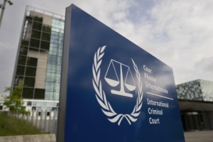 Les défenseurs des droits de l’Homme considèrent que les mandats d’arrêt de la CPI visant de hauts responsables russes représentent « une étape cruciale vers la justice »