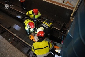 У Києві  дістали чоловіка, який впав під потяг в метро - рух відновили