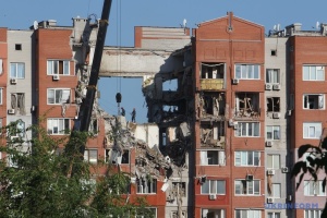 Ракетний удар по Дніпру: тривають рятувальні роботи в пошкодженій багатоповерхівці
