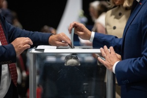 Дострокові вибори у парламент Франції: Макрон проголосував та закликав громадян долучатися