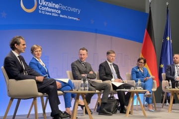Pritzker w Berlinie: USA przyznaje Ukrainie 824 miliony dolarów na wsparcie energetyki