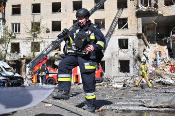 Rusia bombardea un edificio residencial en Járkiv dejando personas muertas y heridas