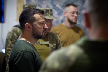 Zelensky condecora a los soldados en la región de Donetsk y escucha informes sobre la situación operativa