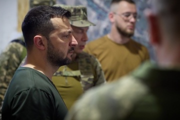 W obwodzie donieckim Zełenski wręczył żołnierzom nagrody i wysłuchał raportów o sytuacji operacyjnej

