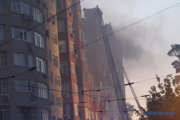Cuatro pisos de un edificio destruidos tras el ataque ruso con misiles a Dnipro 