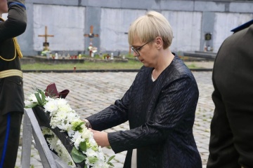 La presidenta de Eslovenia honra la memoria de los soldados caídos en Lviv