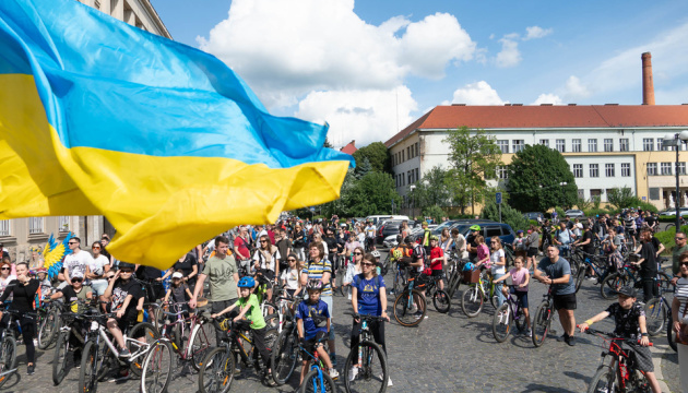 На благодійному велозаїзді в Ужгороді збирали гроші на армію