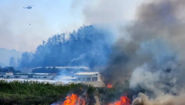 В Анталії - масштабна лісова пожежа, вогонь гасять з літаків та гелікоптерів