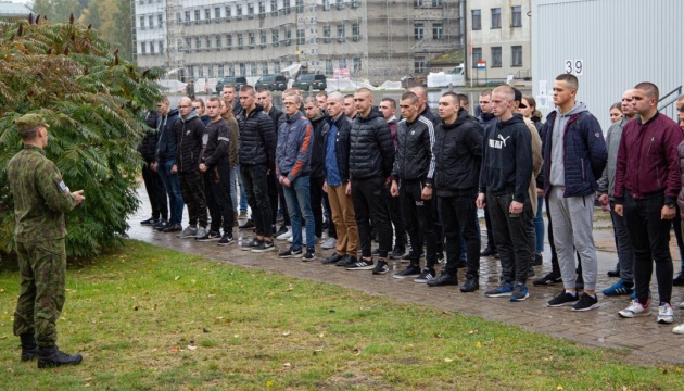 У Литві хочуть призивати юнаків до армії одразу після школи