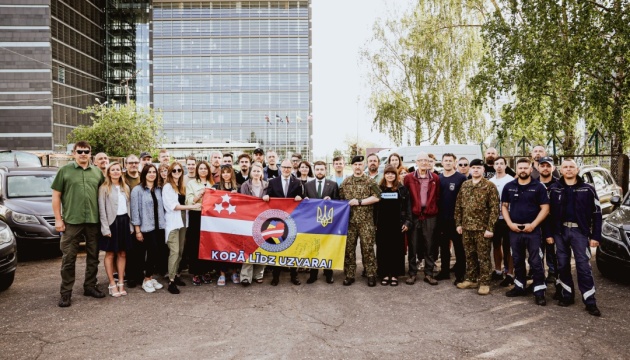 З Латвії відправили в Україну комп’ютери для шкіл і транспортні засоби для ЗСУ