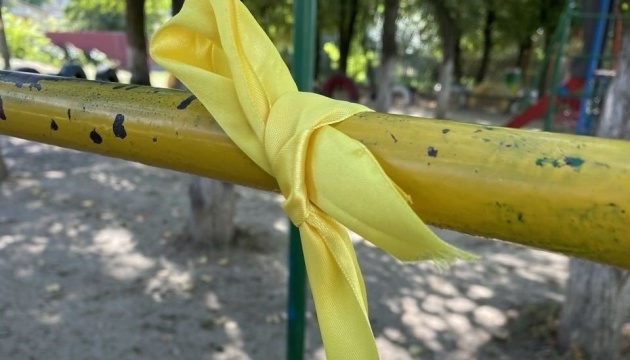 На ТОТ Херсонщини активісти розвішали жовті стрічки та патріотичні постери