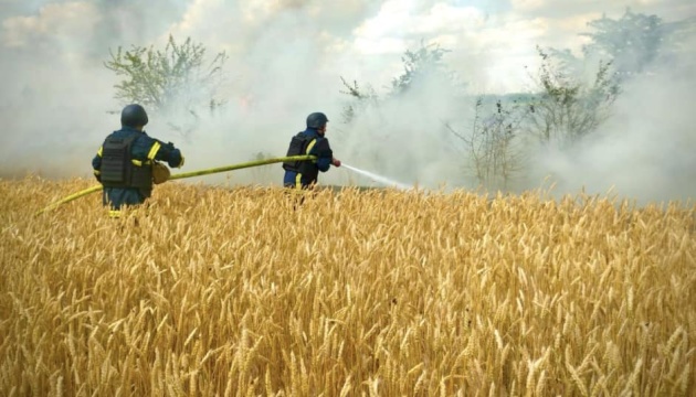 Херсонські пожежники врятували 27 гектарів поля пшениці, яке загорілося від ворожого обстрілу