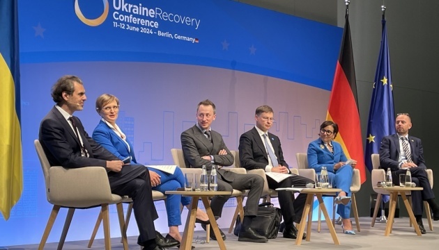 Pritzker w Berlinie: USA przyznaje Ukrainie 824 miliony dolarów na wsparcie energetyki