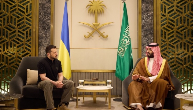 ゼレンシキー宇大統領、サウジアラビアを訪問し、サウジ皇太子と会談
