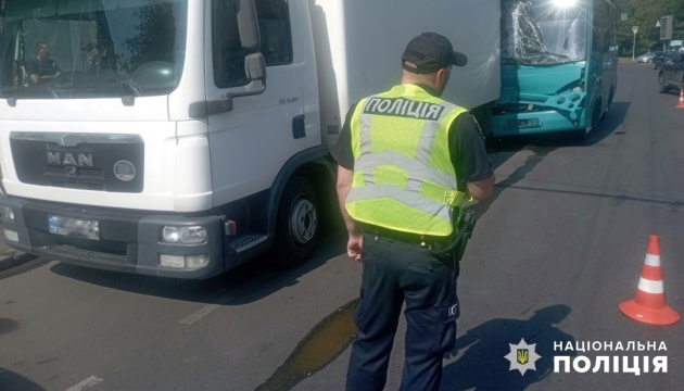В Одесі маршрутка в’їхала у припарковану вантажівку, шестеро постраждалих